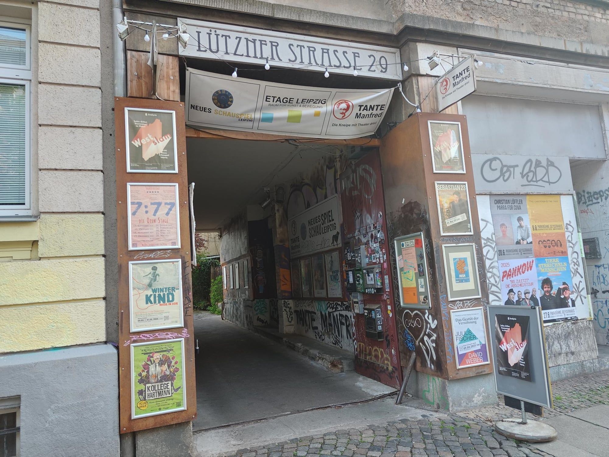 Toreinfahrt des Neuen Schauspiels Leipzig in der Lützner Straße 29
