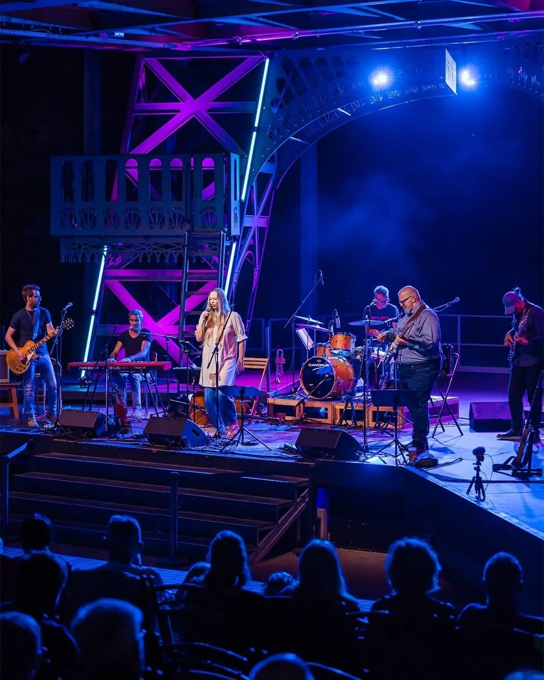 Lieder am Strand 27.08.2026: die Band auf der Strandbühne, Publikum im Vordergrund