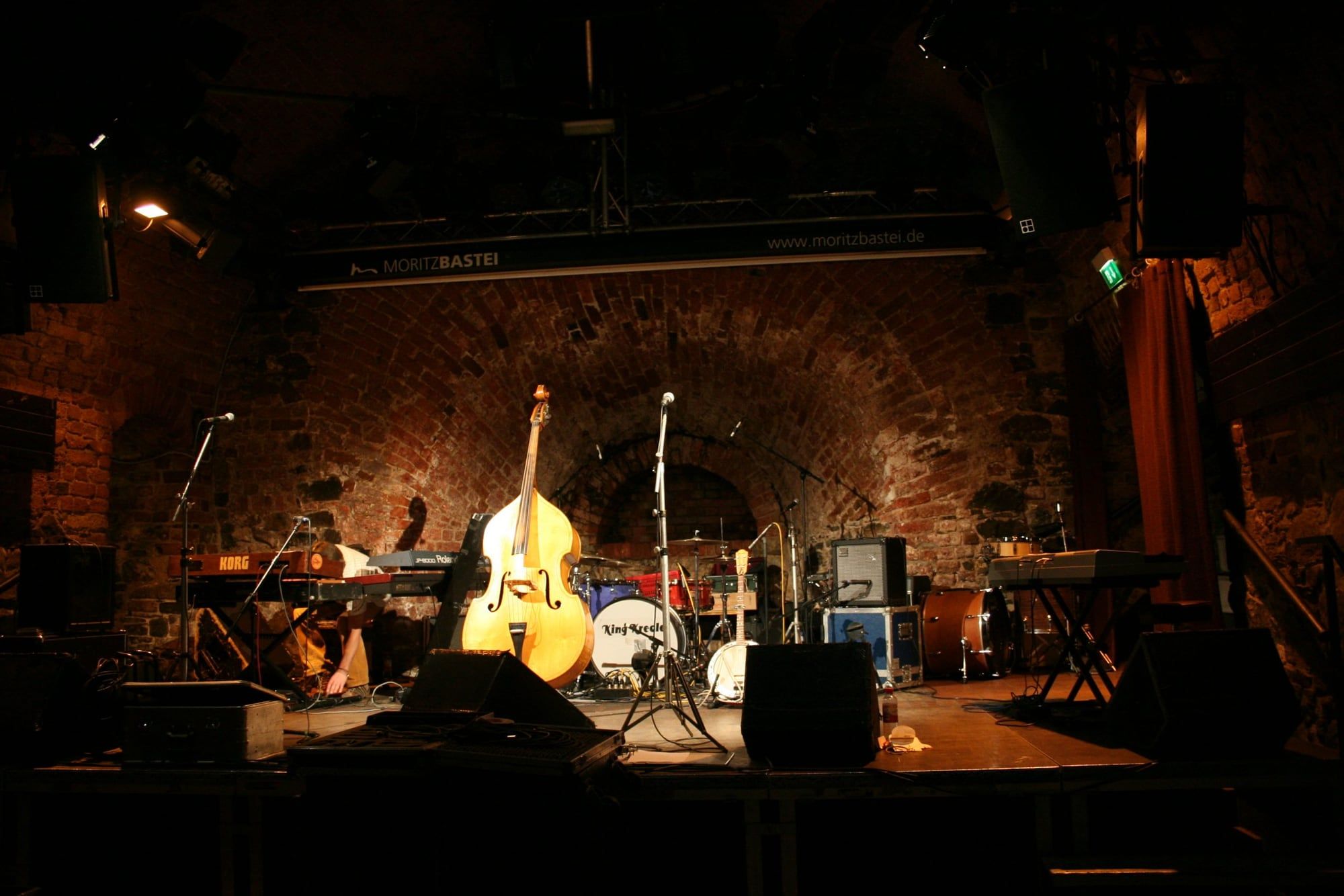 Bühne vor einem Liedertour-Konzert in der Moritzbastei Leipzig