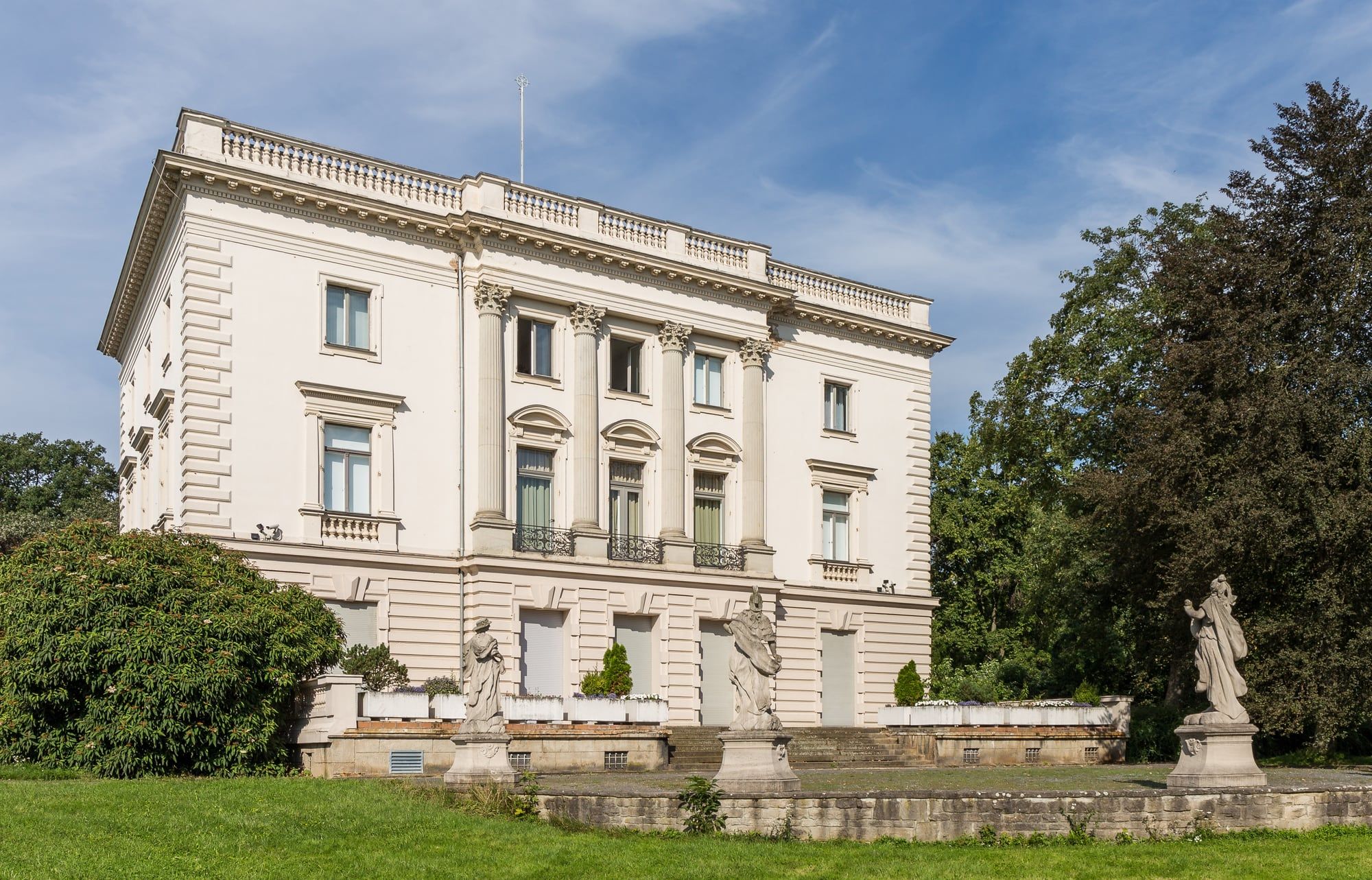Das Weiße Haus im agra-Park Markkleeberg, von der Parkseite
